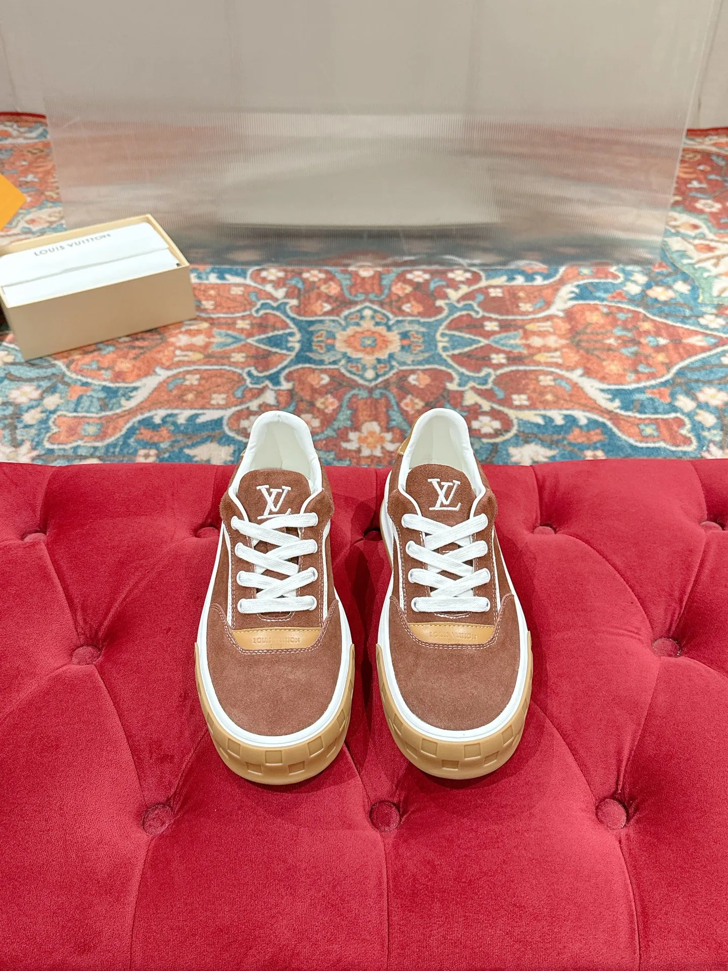 👟👟Ex-factory price 640👟👟 LV men's new tilt sneakers, classic catwalk style, air-glue technology, very comfortable on the feet. Luxurious materials, fine workmanship, European made English letters printed on the midsole, the upper is made of calfskin, the side is decorated with the brand LOGO and signature, the latest latex foot pads ➕ mesh lining, the foot feels super comfortable. Two-color TPU combination outsole. Packing process Goodyear stitched seam fabric: first-layer cowhide, lining: customized silky mesh lining-first-layer silk cowhide lining Bottom thickness: 0.5cm ☑️size: men's 39-44 (45 customized, non-returnable)